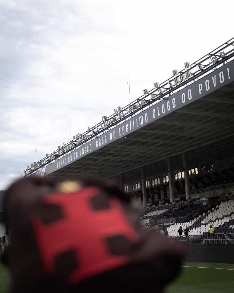 Estádio do Vasco com arquibancada e torcida.