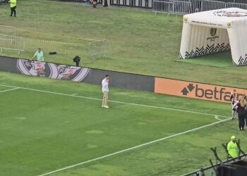 Jogador treinando no campo do Vasco.
