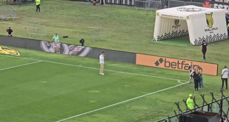 Jogador treinando no campo do Vasco.