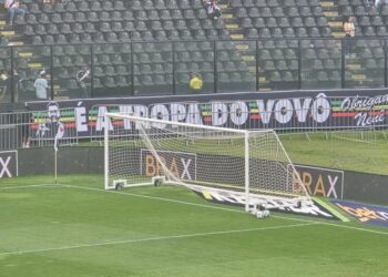 Faixa em homenagem a Nenê, atualmente no Juventude, é exibida em São Januário; confira a imagem