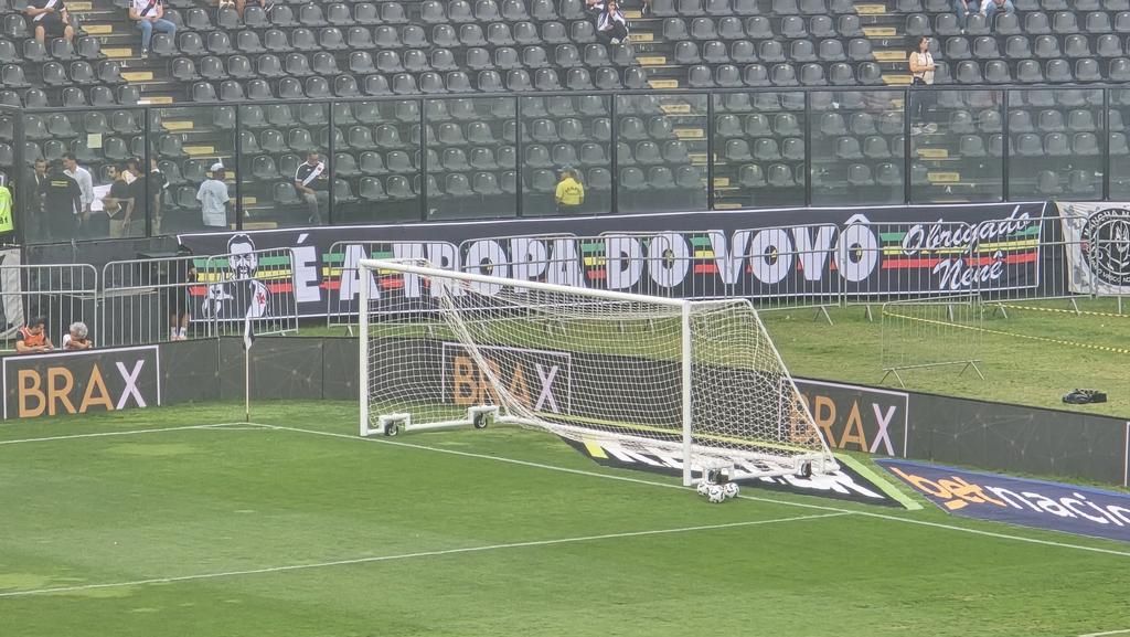 Vasco da Gama na Copa do Brasil, cesta de bolas na baliza vazia.