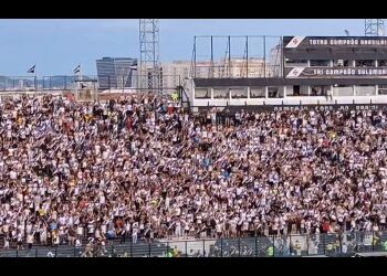 Torcida do Vasco em estádio lotado.