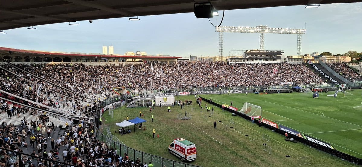 Torcida lotando estádio do Vasco.