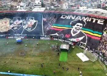 Torcida do Vasco comemorando no estádio.