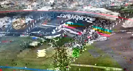 Torcida do Vasco comemorando no estádio.