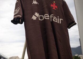 Camisa do Vasco pendurada em cabide, ao ar livre.