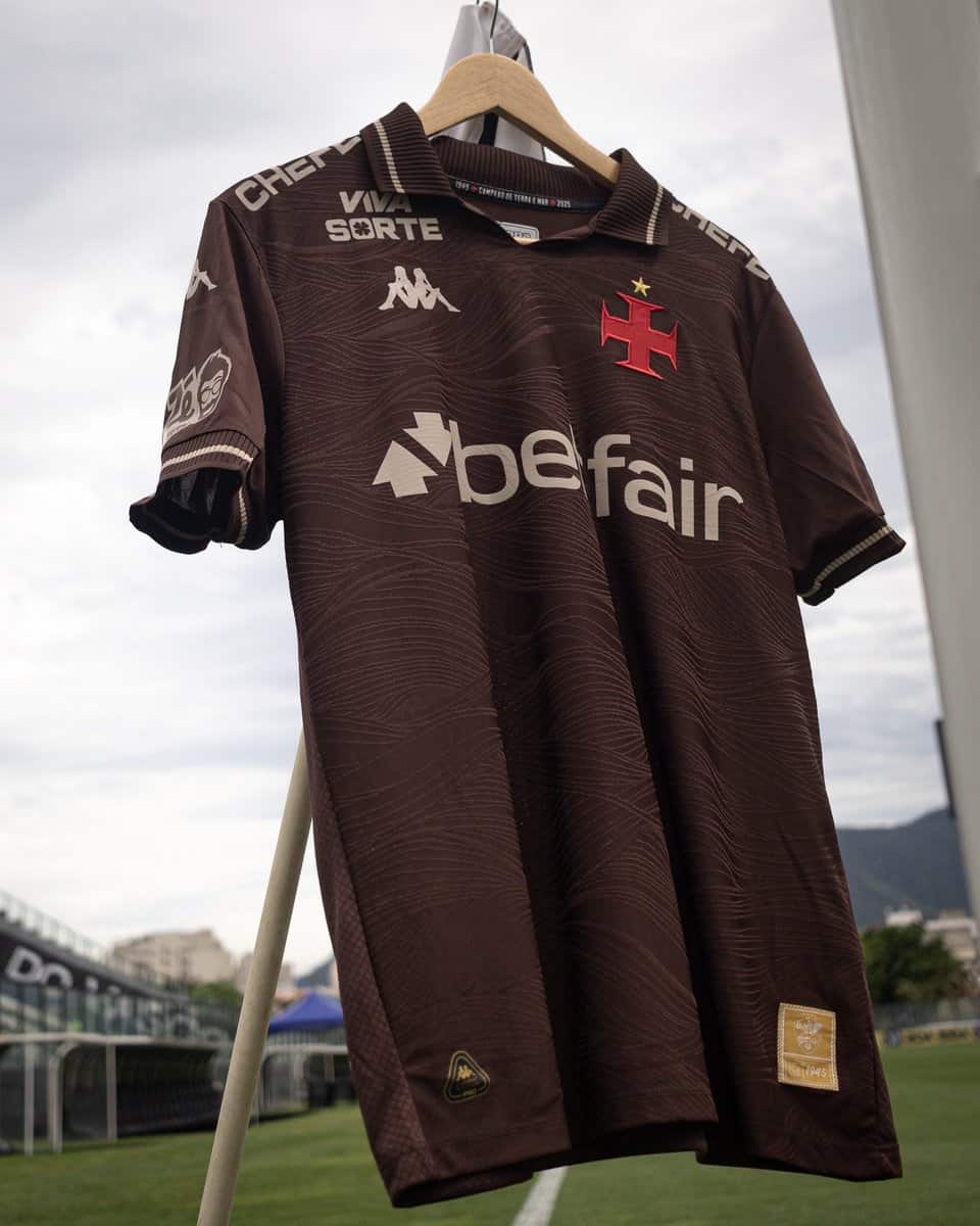 Camisa do Vasco pendurada em cabide, ao ar livre.