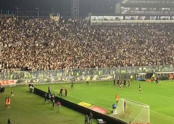 Torcida do Vasco em estádio lotado durante jogo.