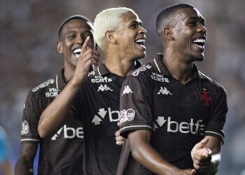 Jogadores do Vasco comemorando em campo.