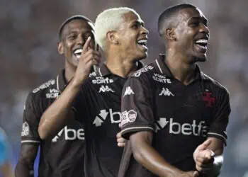Jogadores do Vasco comemorando em campo.
