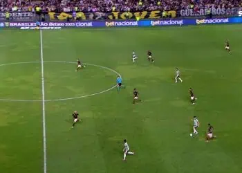 Jogadores em campo durante partida de futebol.