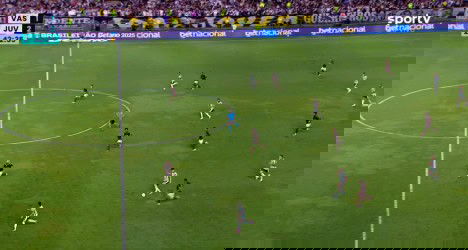 Jogadores em campo durante partida de futebol.