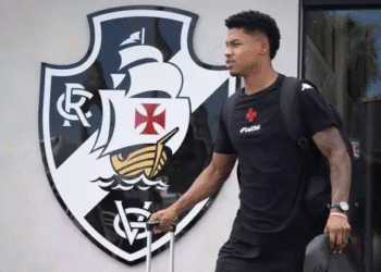 Logo do Vasco da Gama e jovem jogador.