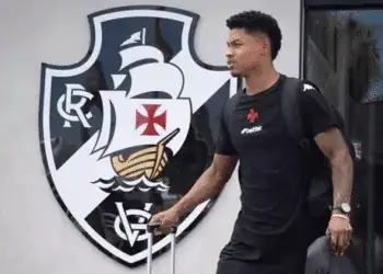 Logo do Vasco da Gama e jovem jogador.