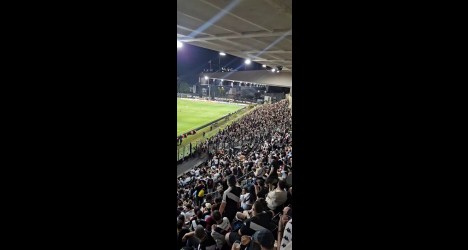 Torcida do Vasco animada no estádio.