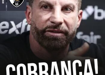 Futebolista com expressão séria na entrevista.