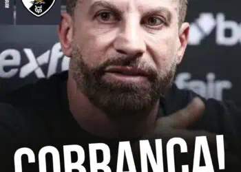 Futebolista com expressão séria na entrevista.