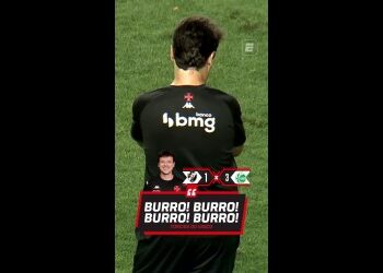 Jogador dirigente com uniforme do Vasco.