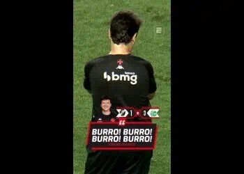 Jogador dirigente com uniforme do Vasco.