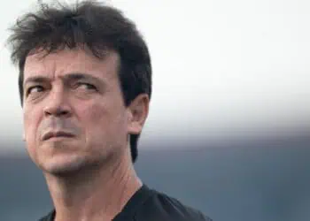 - Homens pensativos com cabelo castanho, olhando ao longe.