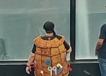 Vasco fan com traje de castelo de papel na torcida.