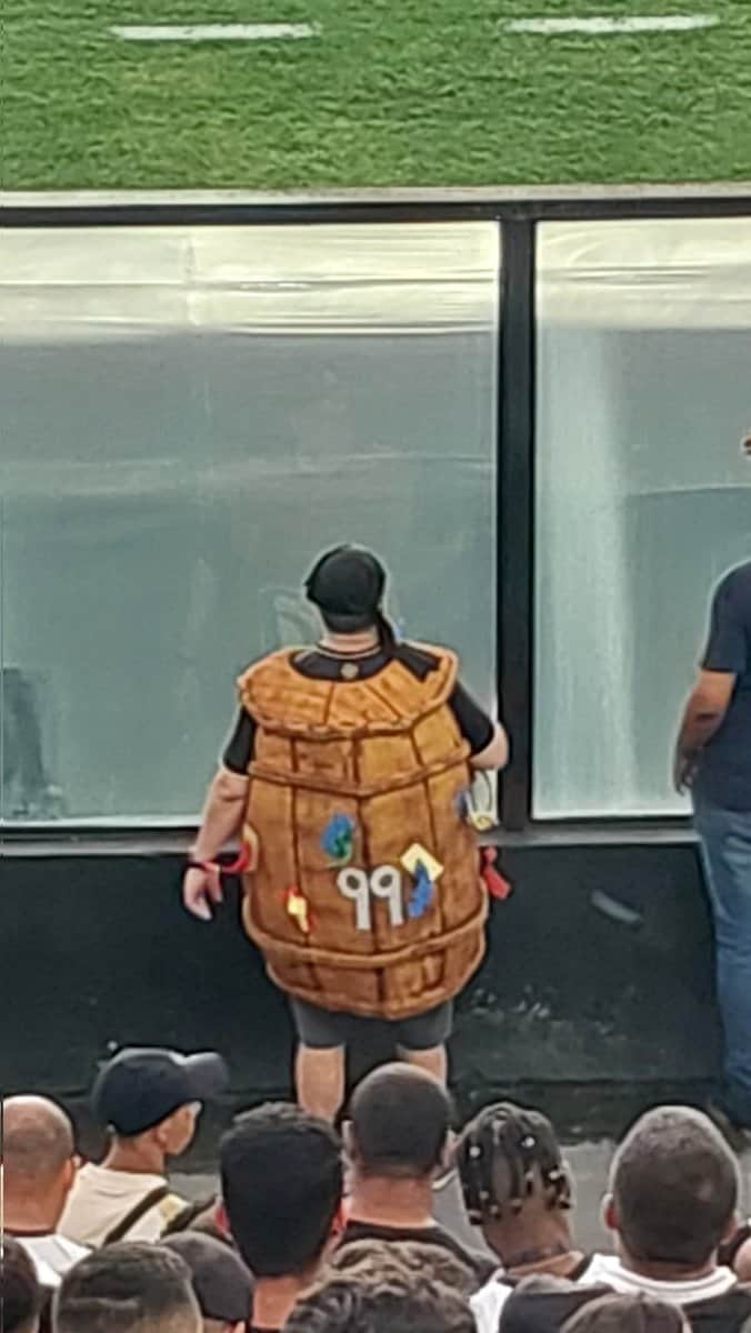 Vasco fan com traje de castelo de papel na torcida.