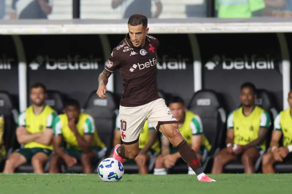 Vasco player with ball on field volleyball, brown uniform, number 10, in action during match.
