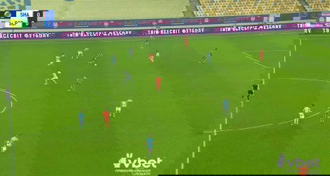 Futebol em campo com jogadores em ação.