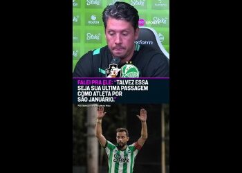 Homem falando em microfone com fundo verde.