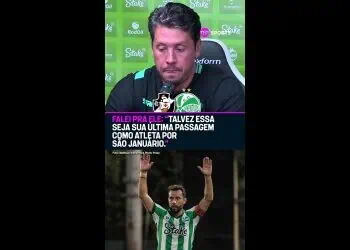 Homem falando em microfone com fundo verde.