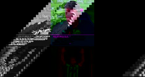 Homem falando em microfone com fundo verde.