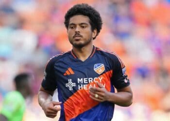 Jogador do Vasco em campo durante partida.