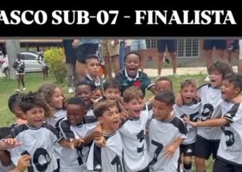 Grupo de jovens atletas comemorando vitória.