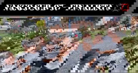 Grupo de jovens atletas comemorando vitória.