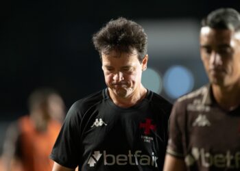 Jogador do Vasco com expressão pensativa em campo.