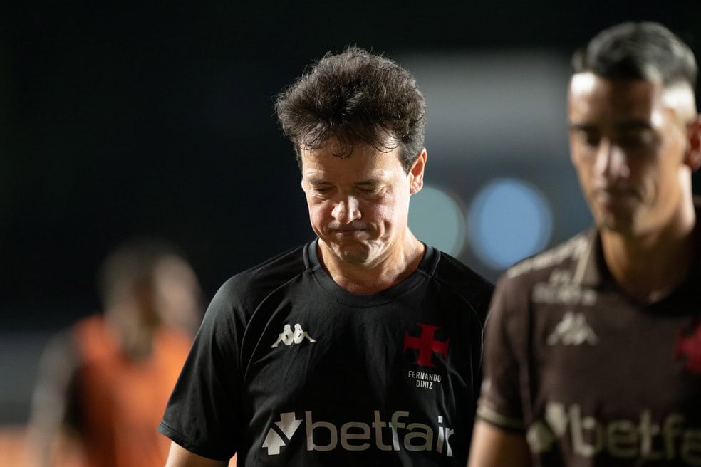 Jogador do Vasco com expressão pensativa em campo.