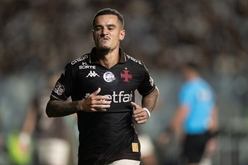 Jogador do Vasco em ação durante partida.