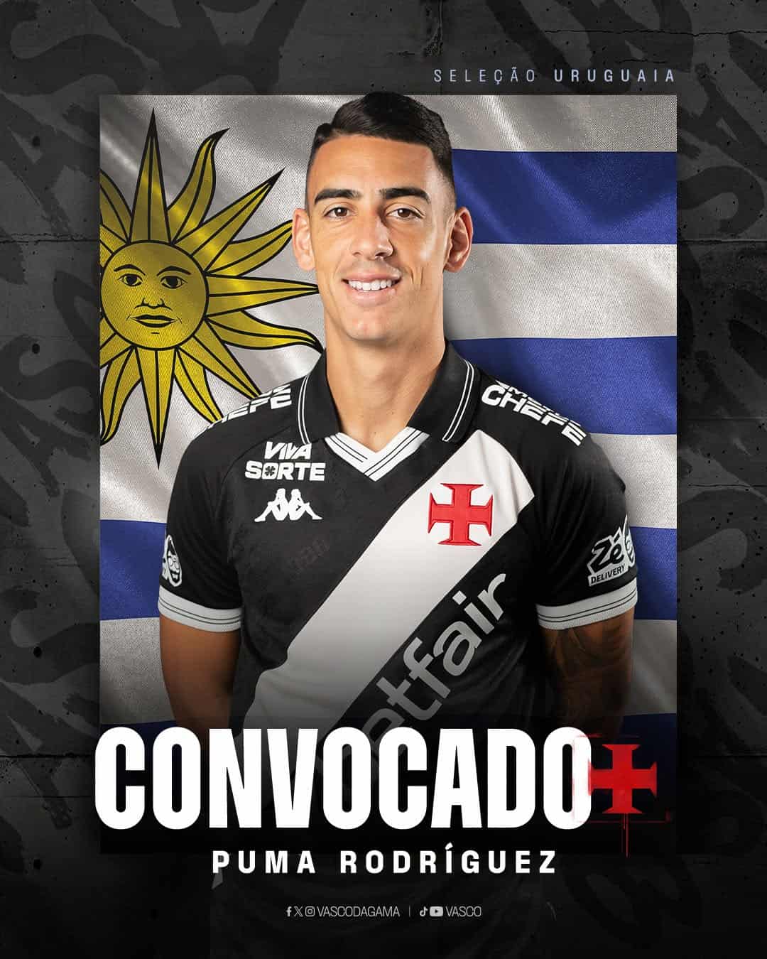 Jogador do Vasco com camisa oficial, fundo da bandeira do Uruguai.