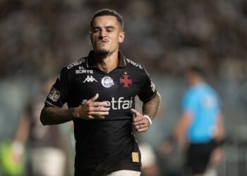 Jogador do Vasco correndo em campo.