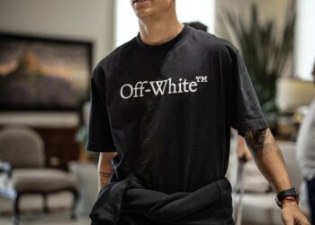 Vasco vestindo camiseta preta Off-White™.