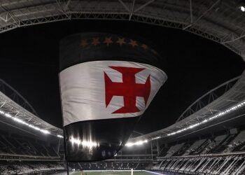 Bandeira do Vasco sendo içada no estádio.