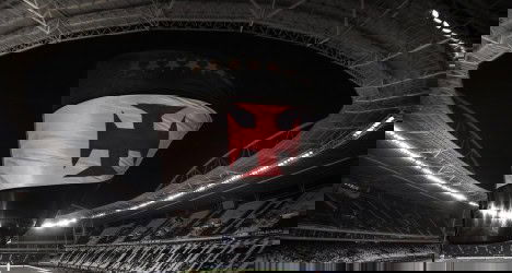 Bandeira do Vasco sendo içada no estádio.