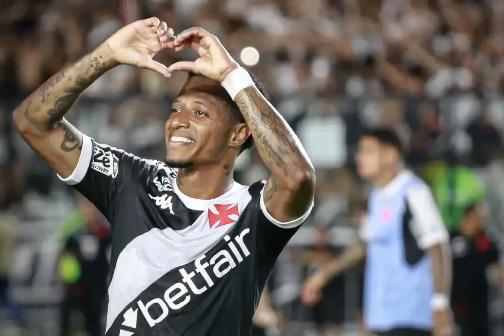 Jogador do Vasco comemorando gol com coração na frente do rosto.