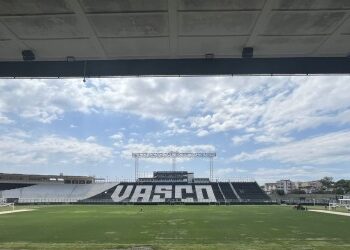 Vista do estádio do Vasco com gramado e assentos.