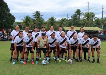 Vasco da Gama em campo com jogadores e técnicos.