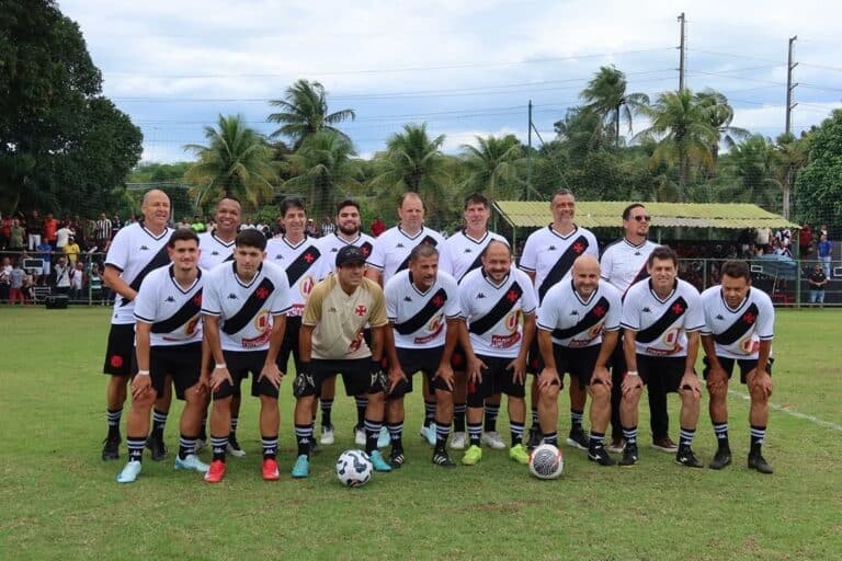 Vasco da Gama em campo com jogadores e técnicos.