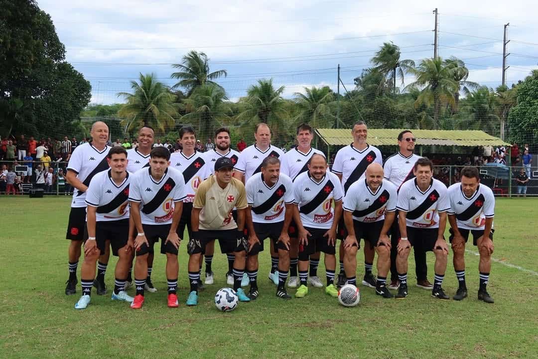 Vasco da Gama em campo com jogadores e técnicos.