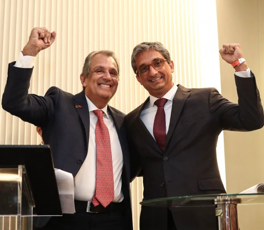 Vereadores comemorando vitória com sorrisos altos.