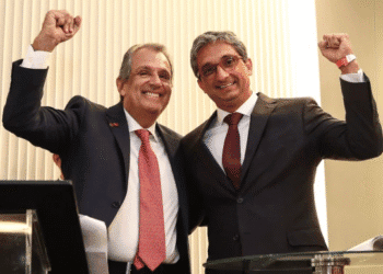 Vereadores celebrando reunião feliz.