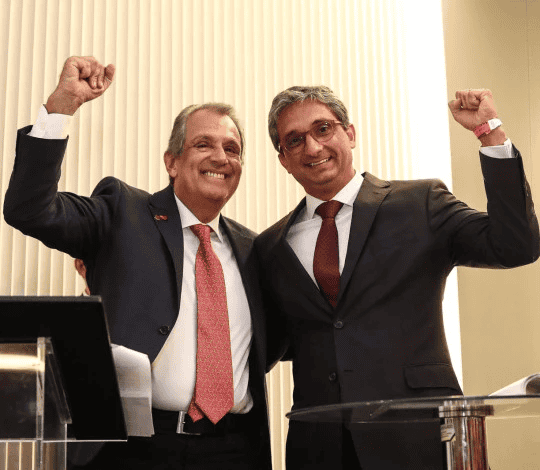 Vereadores celebrando reunião feliz.